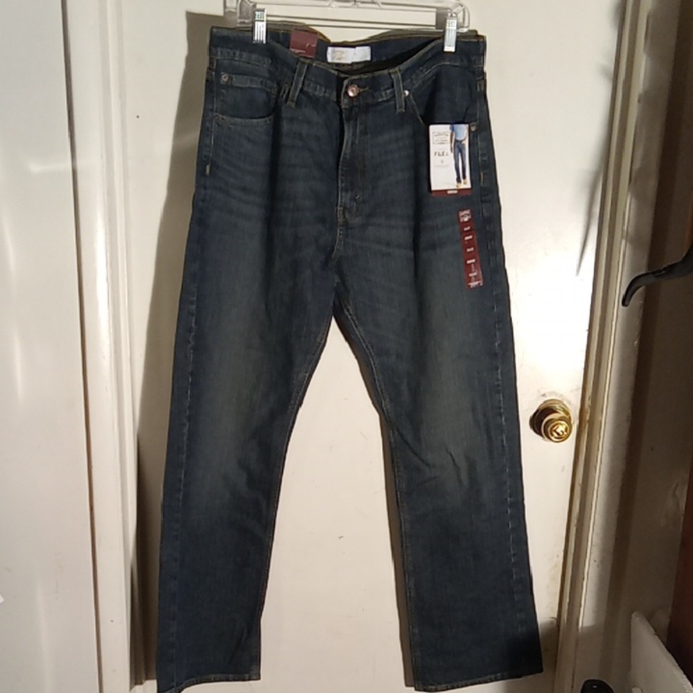 Men's signature Levi's. New with tags. Blue. 36 - 32. Blue cut.